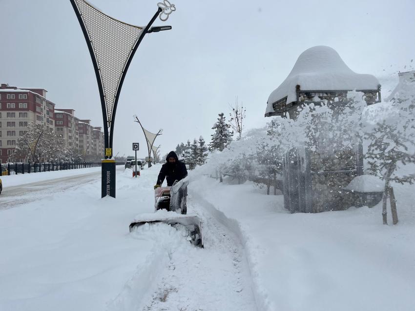 Yol Trafiğe Kapatıldı, Eğitime Ara Verildi