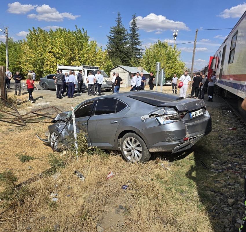 Tren Otomobile Çarptı: 1 Yaralı