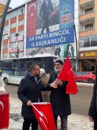 AK Gençlik Bingöl Türk Bayrağı Dağıttı