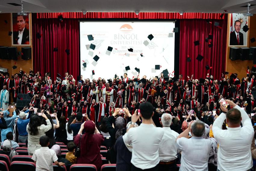 Bingöl Üniversitesi’nde Mezuniyet Coşkusu