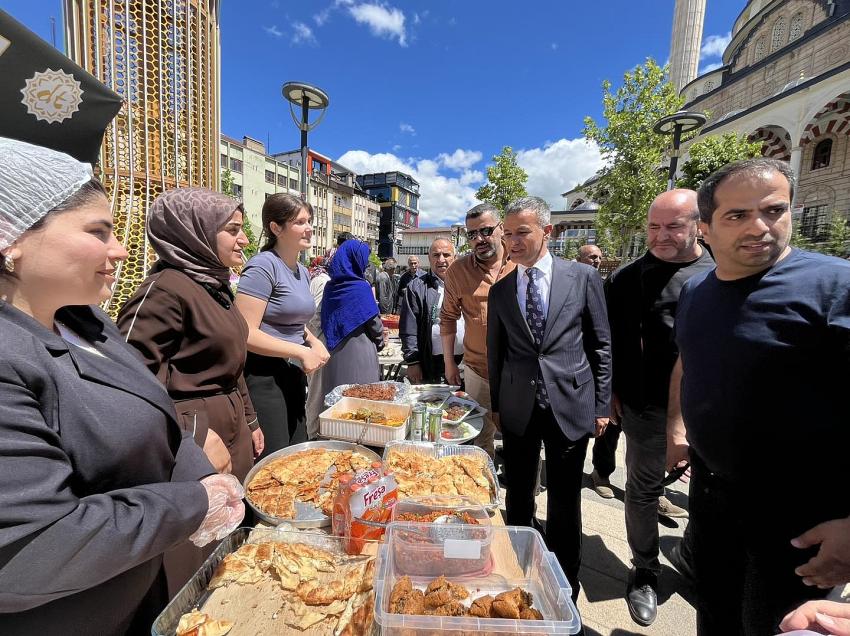 Kent Meydanı'nda Efrayim İçn Kermes