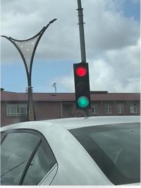 Yeşil ile Kırmızı Işık Aynı Anda Yanıyor