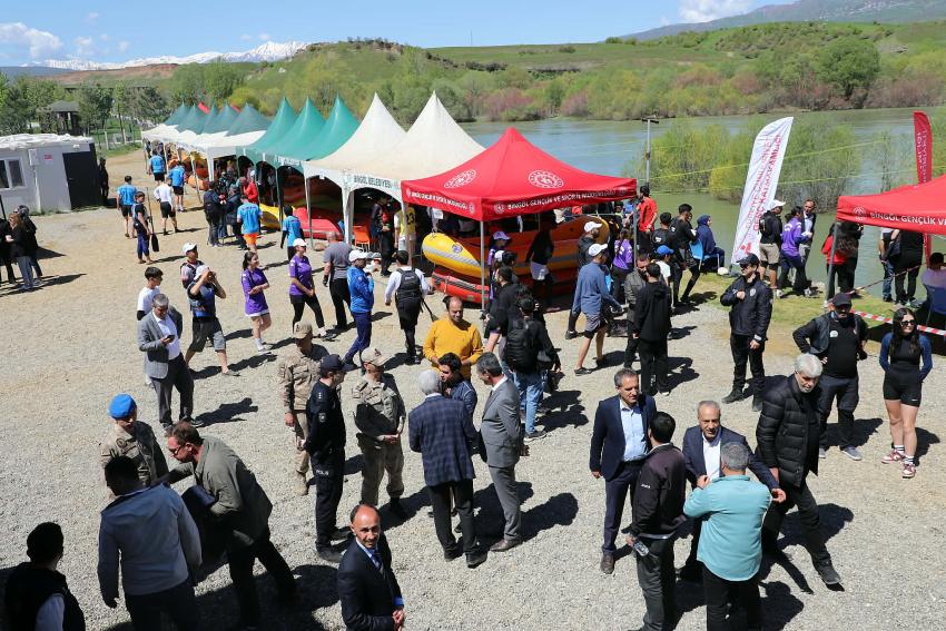 Genç'te Rafting Heyecanı: 10 İl, 400 Sporcu Yarışıyor